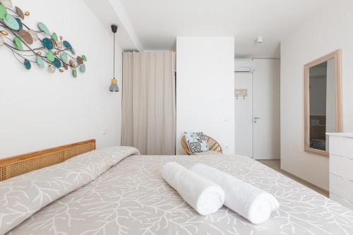 1 dormitorio con 1 cama con 2 almohadas en Villa Briosa Maldive del Salento Pescoluse, en Torre Pali