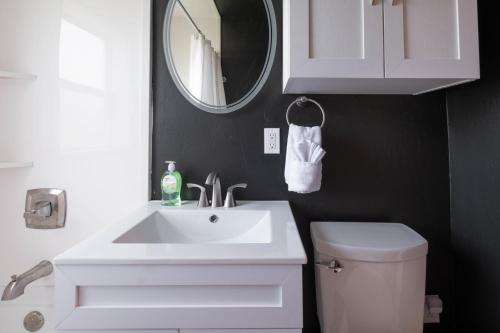 een badkamer met een witte wastafel en een spiegel bij Dragon on Taylor St in Amarillo