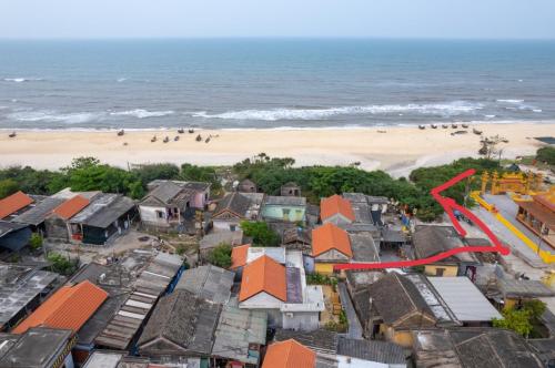 フエにあるHiên Cát homestayの家屋付き海岸の空中景色