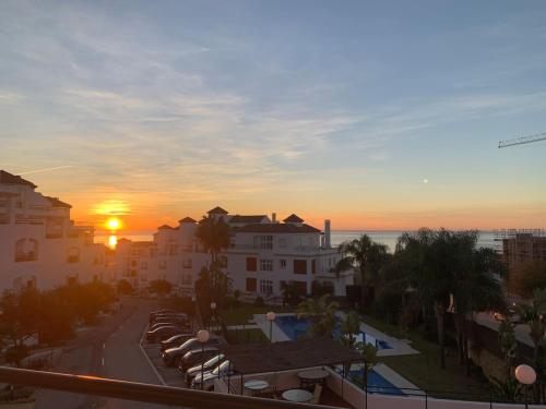 uma vista para o pôr-do-sol a partir da varanda de um hotel em Los Jardines Del Mar em Manilva