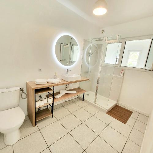 a bathroom with a toilet and a sink and a shower at Bel appartement avec jardin de 30m2 , climatisé avec parking et arrivée autonome in Cabestany