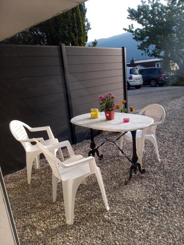 2 chaises, une table, une table et des chaises dans l'établissement Studio la dent du chat, à Tresserves