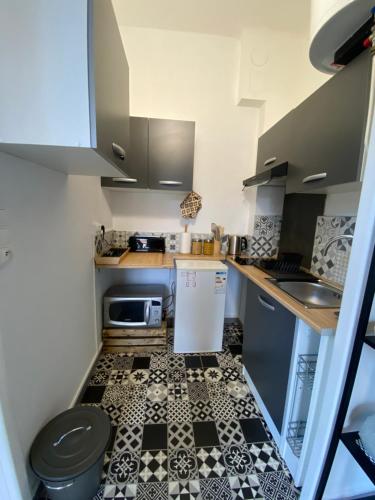 cocina pequeña con suelo de baldosa blanco y negro en Lumineux et confortable 2 pièces, centre Sospel, en Sospel