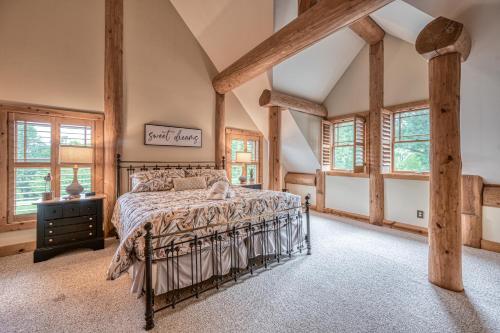 een slaapkamer met een bed in een kamer met houten balken bij Terry's Run Getaway in Mineral