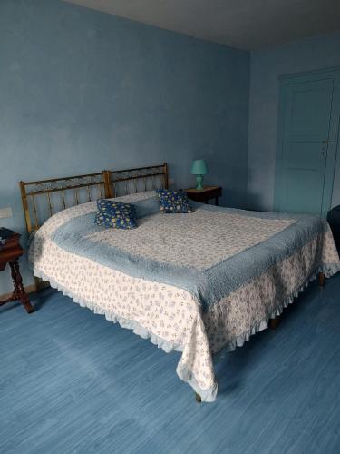 1 dormitorio con 1 cama con colcha blanca en La nuvola 2, en Sagliano Micca