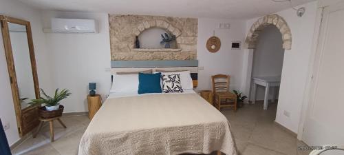 1 dormitorio con cama y escritorio. en CASA COTA, en Mattinata