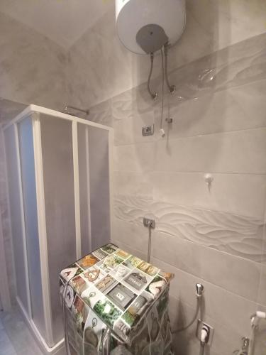 łazienka z stołkiem w rogu prysznica w obiekcie casa Mondragone 50 metri dall'acqua w mieście Mondragone