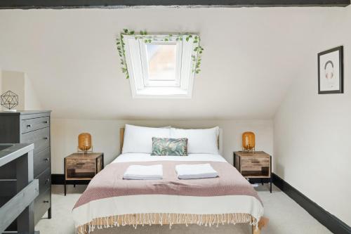um quarto com uma cama grande e 2 mesas de cabeceira em Hidden retreat in the heart of the city - 2 Bed Apt em Nottingham