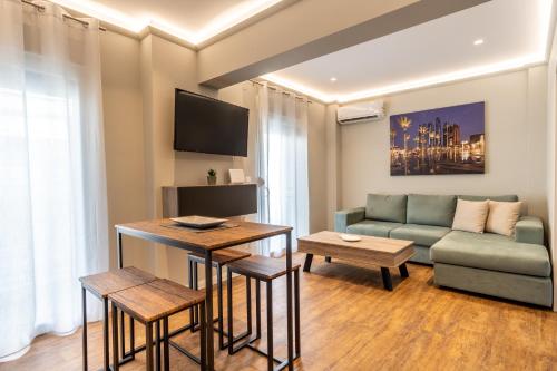 uma sala de estar com um sofá e uma mesa em Gino apartments em Alexandroúpolis