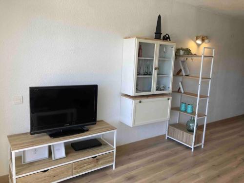 uma sala de estar com uma televisão de ecrã plano sobre uma mesa em Apartament amb vistes al mar! em Salou