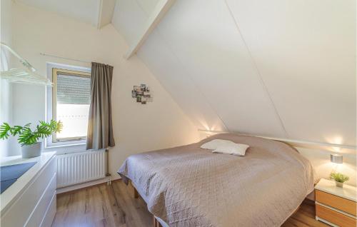 a bedroom with a bed and a window at Oesterbaai - 5personen in Wemeldinge