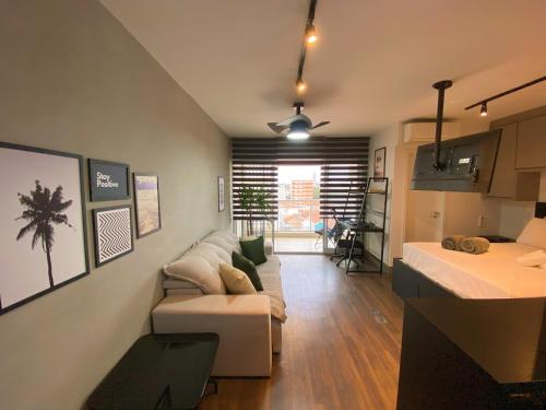 TV a/nebo společenská místnost v ubytování Studio a 100m Bosque, Centro e Cambuí- Home Office, Piscina, Sauna, Jacuzzi, Fitness