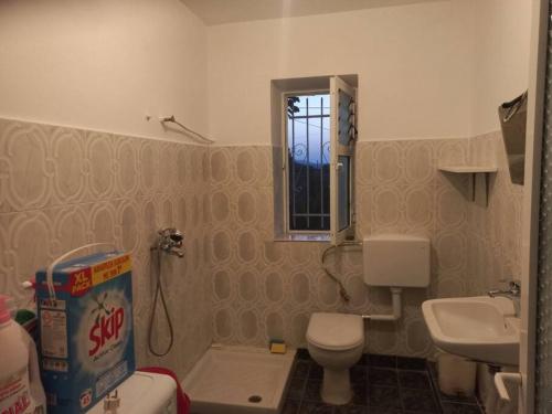 een badkamer met een toilet en een wastafel bij Λευκό σπίτι in Ksamil