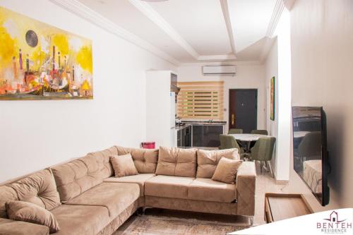 un soggiorno con divano e tavolo di Benteh 2 a Banjul