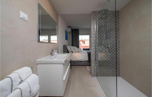 uma casa de banho com um lavatório e um chuveiro com uma cama em Cozy Apartment In Vodnjan With Jacuzzi em Barbariga