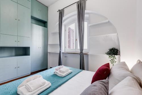 een slaapkamer met een bed en een raam bij Pigna suite in Rome