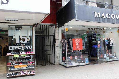 una tienda frente a un centro comercial con una gran ventana en WyW Centro Temporario en Corrientes