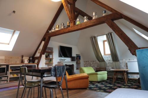 a living room with a table and chairs at Jade House Hyper Centre Troyes in Troyes