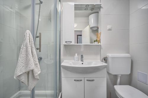 bagno con doccia, lavandino e servizi igienici di A2- luxury apt w big balcony 4 min walk to beach a Spalato (Split)