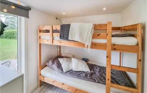 1 dormitorio con literas en una casa pequeña en Stunning Home In Falkenberg With Kitchen, en Falkenberg