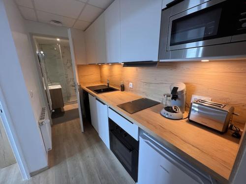 - une cuisine avec un plan de travail et un mixeur dans l'établissement Appartement proche des prébendes, à Tours