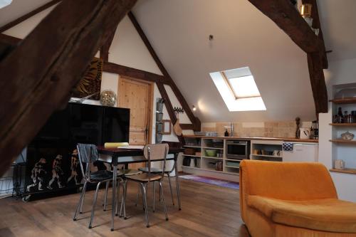 cocina con mesa y sillas en una habitación en Jade House Hyper Centre Troyes, en Troyes