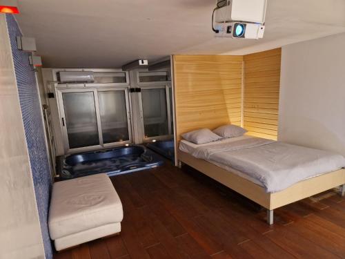 Våningssäng eller våningssängar i ett rum på Jacuzzi Vaki Apartment