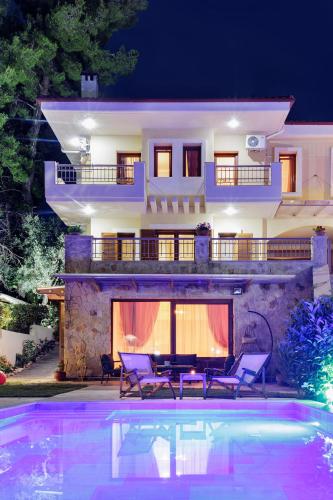 LeisureNest Villa Pefkochoriの敷地内または近くにあるプール