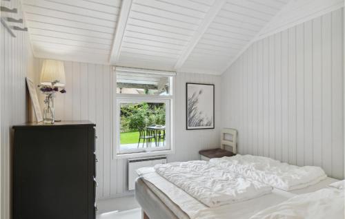 RøndeにあるCozy Home In Rnde With Saunaの白いベッドルーム(ベッド1台、窓付)