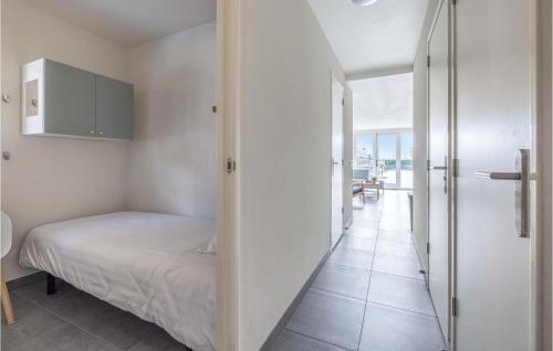 Uitgeest的住宿－Appartement Westergeest Luxe，一间卧室设有一张床,门通往走廊