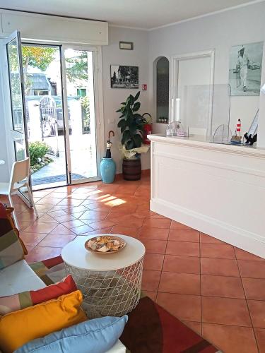 ein Wohnzimmer mit Sofa und Tisch in der Unterkunft Residence Marlin in Riccione