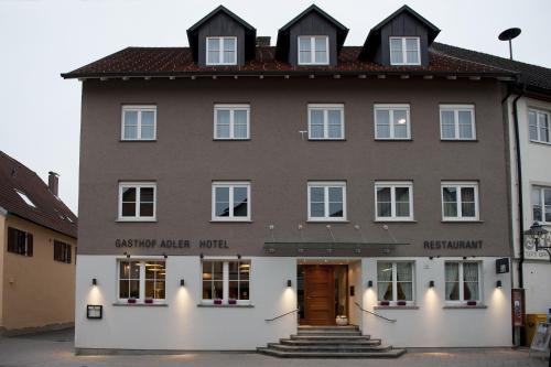 un grand bâtiment marron avec l'avant dans l'établissement Gasthof Adler, à Bad Wurzach