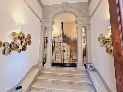 una escalera con una puerta de hierro en una casa en Allegra Viareggio Appartamento & Affittacamere Guest house, en Viareggio