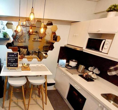 Кухня или мини-кухня в Tagaytay 5 star Lake view 11th flr +Xbox + Netflix
