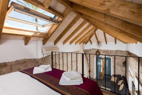 um quarto com uma cama num quarto com tectos em madeira em The Farm Lodge em Marbella