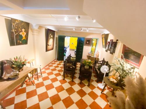 una vista aérea de una sala de estar con suelo a cuadros en Chủ Nhật Homestay&Cafe - cơ sở 3 - 19 ngõ 194 Quán Thánh en Hanói