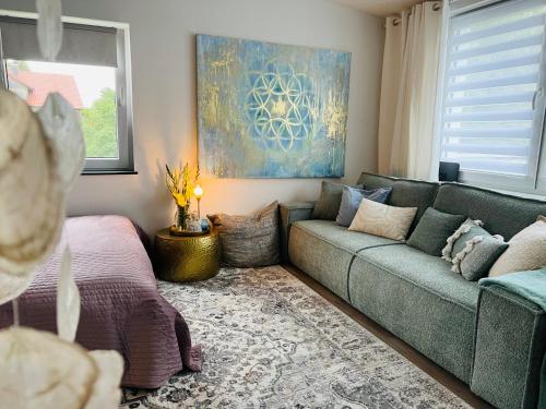 sala de estar con sofá y alfombra en Schlafen im Atelier am Ammersee, en Schondorf am Ammersee
