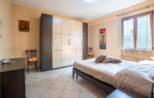 una camera con letto, scrivania e sedia di Amazing Apartment In Palma Campania With Kitchen a Palma Campania