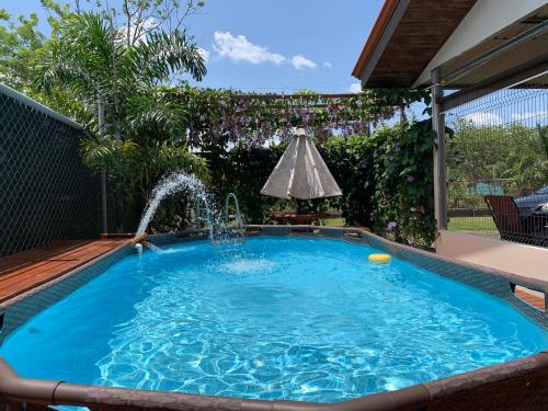 una piscina con una fuente de agua en Casa RODME en Fortuna