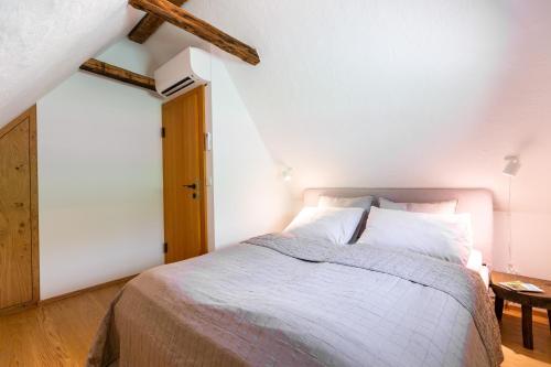Cama o camas de una habitación en dieKELLERSTÖCKL - Das Weinstöckl S24 mit Pool