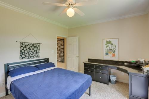 - une chambre avec un lit bleu et un bureau dans l'établissement Sunny Coosa River Hideaway with Boat Dock and Slip!, 