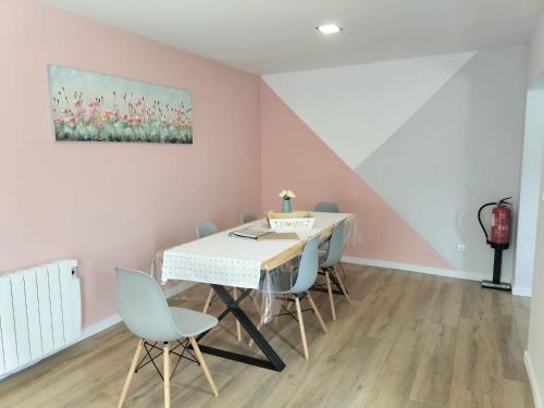 a dining room with a table and chairs at Casa Davó Cinda in Paredes de Coura