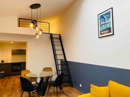 een kamer met een tafel en stoelen en een ladder bij Loft - Centre Ville in Brest