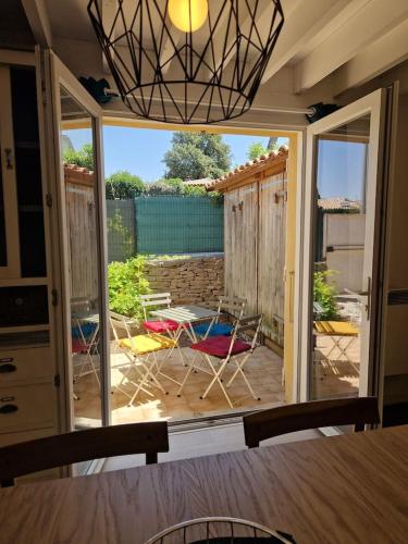 Elle offre une vue sur une terrasse avec une table et des chaises. dans l'établissement Petit Beaucours, à Sanary-sur-Mer