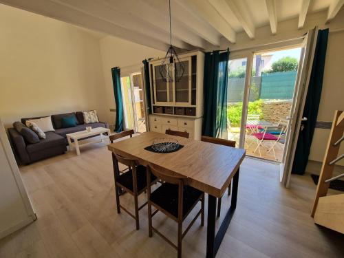 een woonkamer met een tafel en een bank bij Petit Beaucours in Sanary-sur-Mer