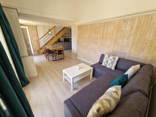 ein Wohnzimmer mit einem Sofa und einem Tisch in der Unterkunft Petit Beaucours in Sanary-sur-Mer