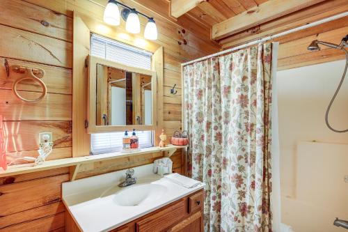y baño con lavabo y ducha. en Sevierville Cabin with Deck, Pool and Lake Access!, en Sevierville