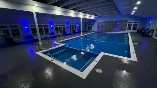 uma grande piscina numa casa com luzes azuis em Travelodge by Wyndham Lincoln Near White Mountain em Lincoln