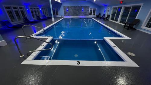 a large swimming pool in a house at Travelodge by Wyndham Lincoln Near White Mountain in Lincoln