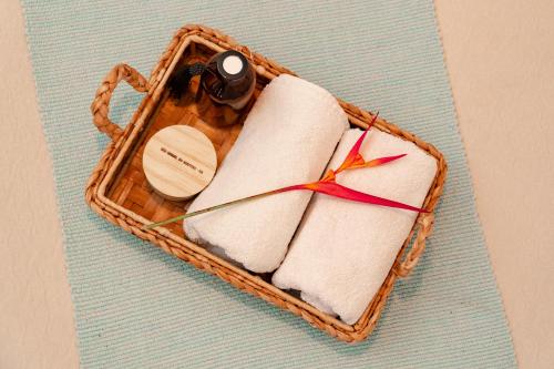 a wicker basket with towels and a bottle at Vila Gostoso in São Miguel do Gostoso